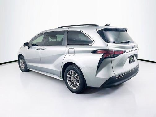 2022 Toyota Sienna LE