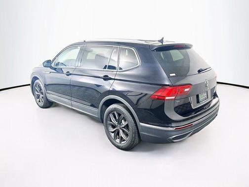 Deep Black Pearl 2023 Volkswagen Tiguan 2.0T SE