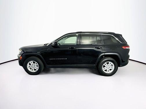 Diamond Black Crystal Pearlcoat 2023 Jeep Grand Cherokee Laredo