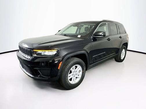 Diamond Black Crystal Pearlcoat 2023 Jeep Grand Cherokee Laredo