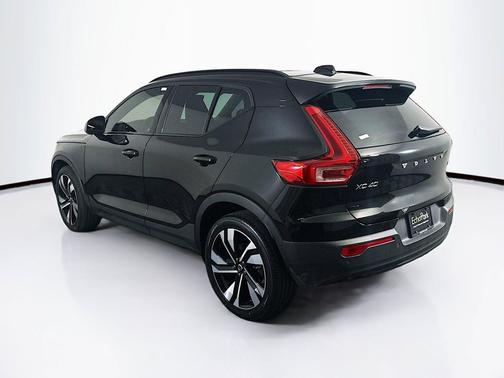 Onyx Black Metallic 2024 Volvo XC40 B5 Plus Dark Theme