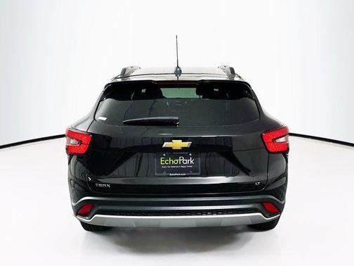 Mosaic Black Metallic 2025 Chevrolet Trax LT