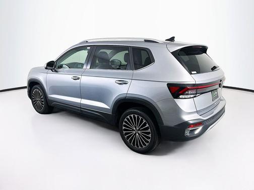 Pyrite Silver Metallic 2025 Volkswagen Taos 1.5T SE