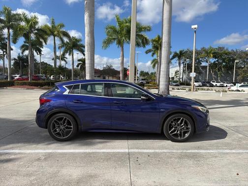 2017 INFINITI QX30 Sport