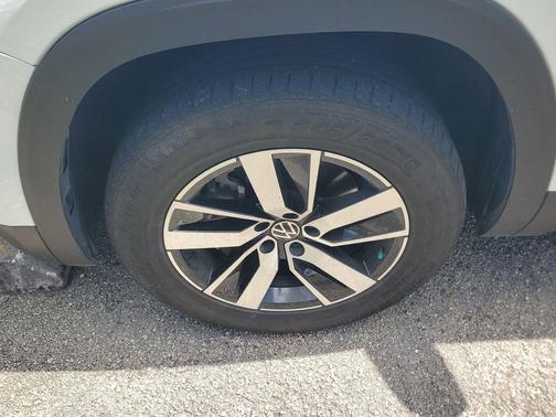 Pure White 2023 Volkswagen Atlas 2.0T SE