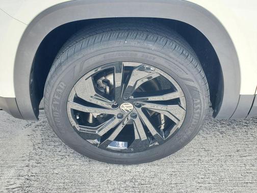 Pure White 2022 Volkswagen Atlas 3.6L SE w/Technology