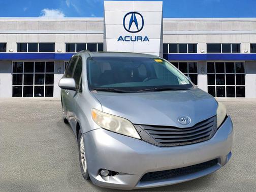 Silver Sky Metallic 2014 Toyota Sienna XLE
