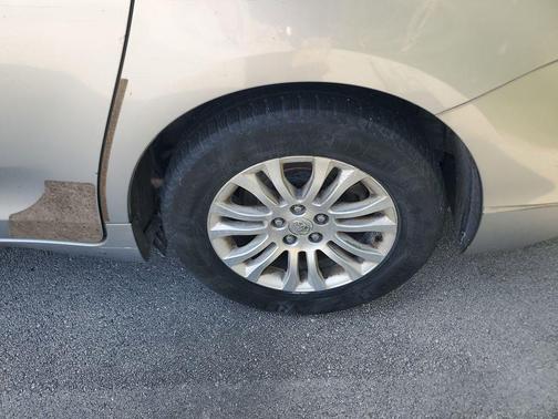 Silver Sky Metallic 2014 Toyota Sienna XLE