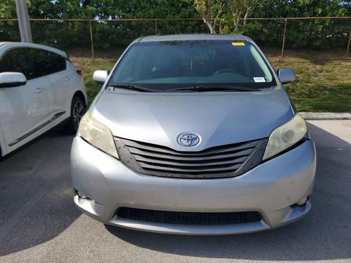 Silver Sky Metallic 2014 Toyota Sienna XLE