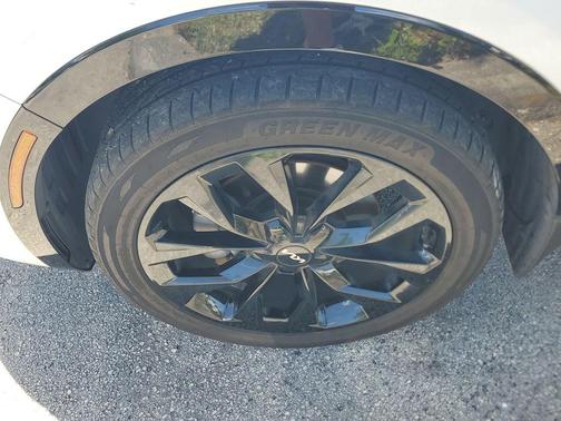 Glacial White Pearl 2023 Kia Sorento SX