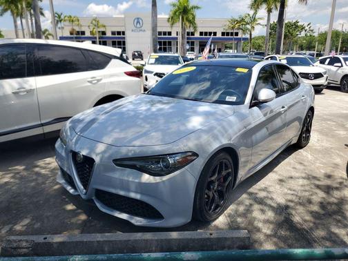 Moonlight Gray Metallic 2022 Alfa Romeo Giulia Ti
