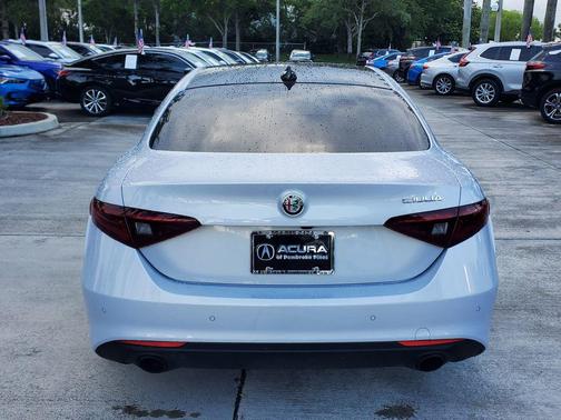 Moonlight Gray Metallic 2022 Alfa Romeo Giulia Ti