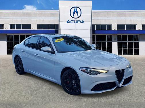 Moonlight Gray Metallic 2022 Alfa Romeo Giulia Ti