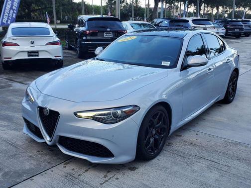 Moonlight Gray Metallic 2022 Alfa Romeo Giulia Ti