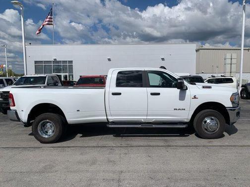 2024 RAM 3500 Big Horn Crew Cab 4x4 8' Box