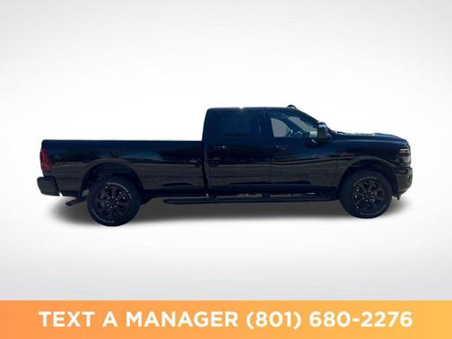 Diamond Black Crystal Pearlcoat 2026 RAM 3500 Laramie Crew Cab 4x4 8' Box
