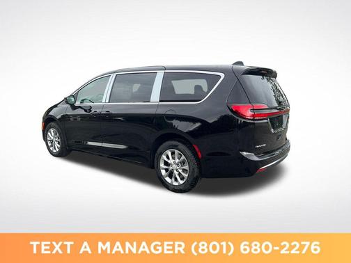 Diamond Black Crystal Pearlcoat 2027 Chrysler Pacifica L