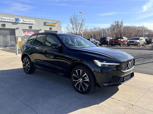 2024 Volvo XC60 B5 Plus Dark Theme