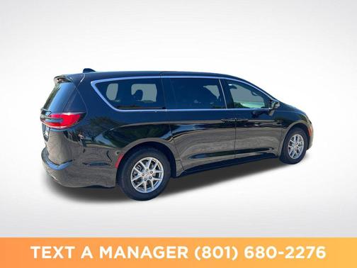 Diamond Black Crystal Pearlcoat 2025 Chrysler Pacifica L