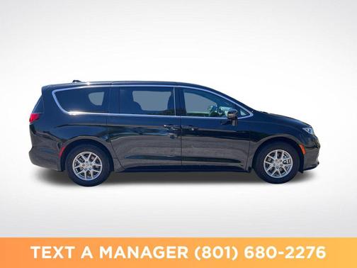 Diamond Black Crystal Pearlcoat 2025 Chrysler Pacifica L