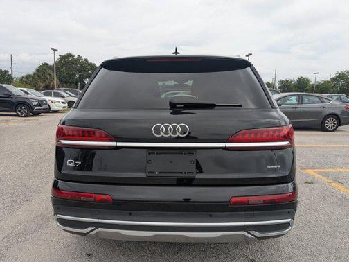 Mythos Black Metallic 2022 Audi Q7 55 Premium Plus