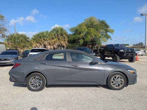 Ecotronic Gray 2024 Hyundai ELANTRA SEL