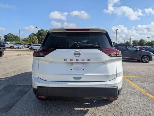 Everest White Pearl 2025 Nissan Rogue SV