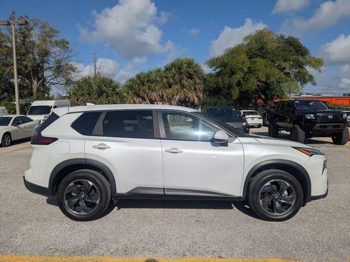 Everest White Pearl 2025 Nissan Rogue SV