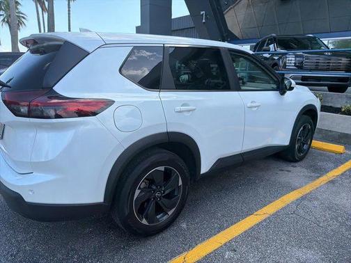 Everest White Pearl 2025 Nissan Rogue SV