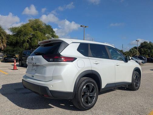 Everest White Pearl 2025 Nissan Rogue SV