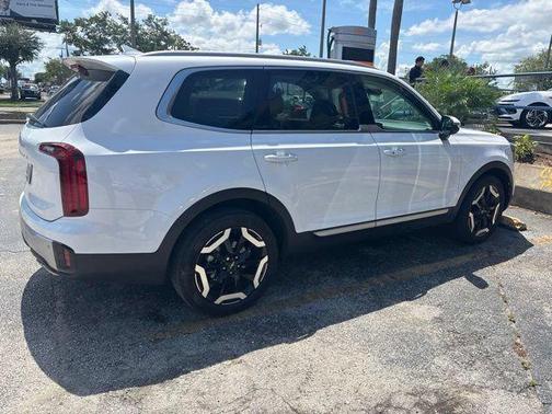 Glacial White Pearl 2024 Kia Telluride S