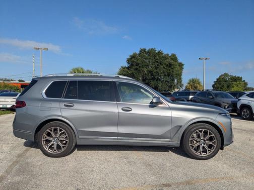 Skyscraper Grey Metallic 2023 BMW X7 xDrive40i