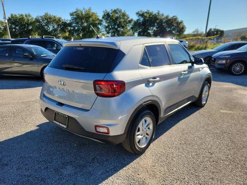 2023 Hyundai VENUE SE