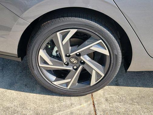 Fluid Metal 2026 Hyundai ELANTRA Limited