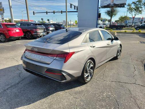 2025 Hyundai ELANTRA SEL