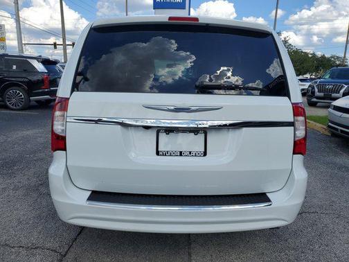 2016 Chrysler Town & Country Touring
