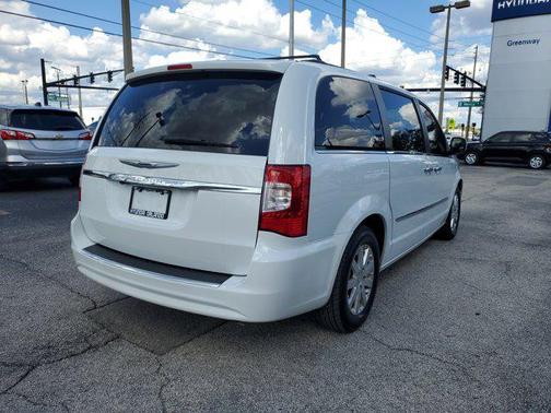 2016 Chrysler Town & Country Touring