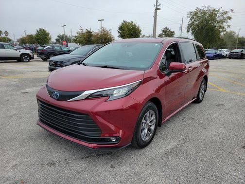 2025 Toyota Sienna XLE