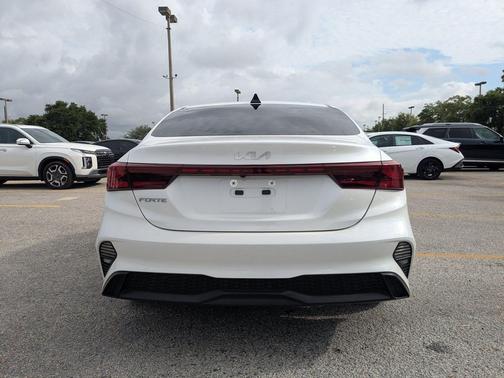 Snow White Pearl 2023 Kia Forte LXS