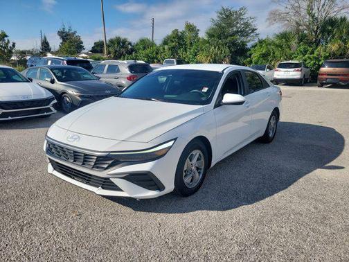 2024 Hyundai ELANTRA SE
