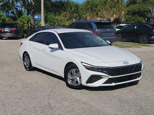 2024 Hyundai ELANTRA SE