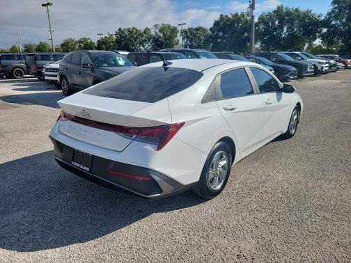 2024 Hyundai ELANTRA SE