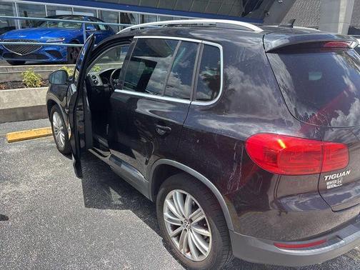 Deep Black 2013 Volkswagen Tiguan SE
