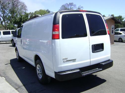 WHITE 2010 Chevrolet Express 1500 Cargo