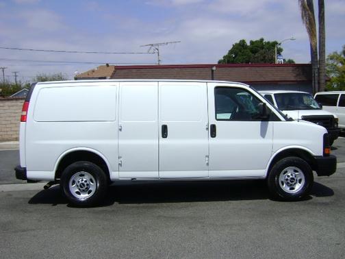 WHITE 2009 GMC Savana 3500 Cargo