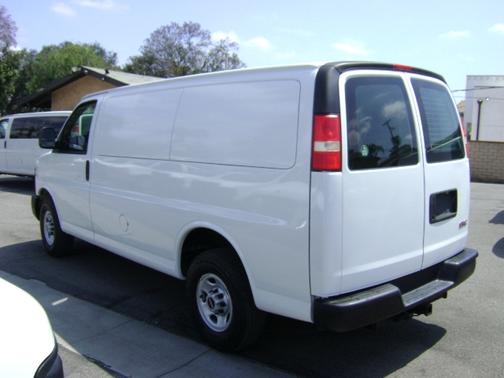WHITE 2009 GMC Savana 3500 Cargo