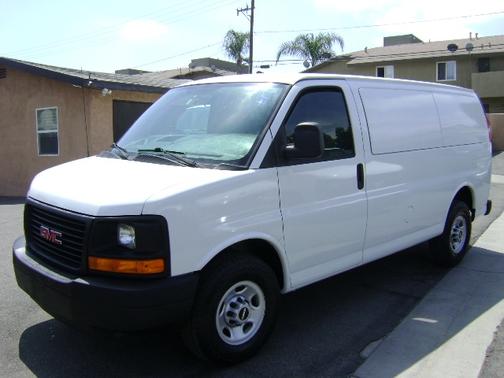 WHITE 2009 GMC Savana 3500 Cargo