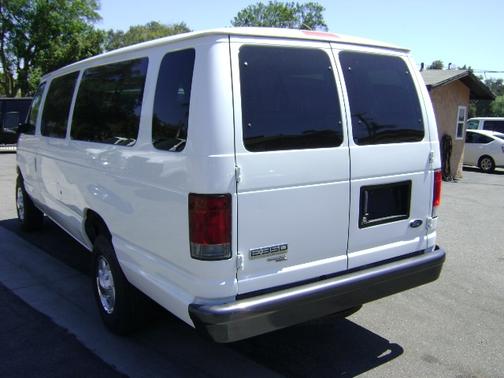 2006 Ford E350 Super Duty XL Extended Wagon
