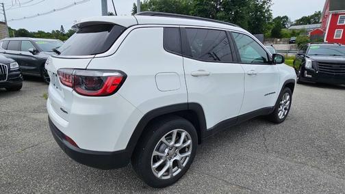 White 2022 Jeep Compass Latitude Lux
