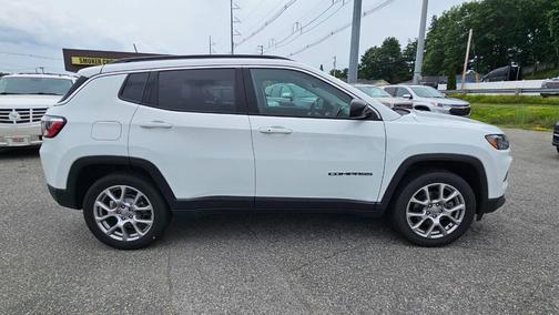 White 2022 Jeep Compass Latitude Lux